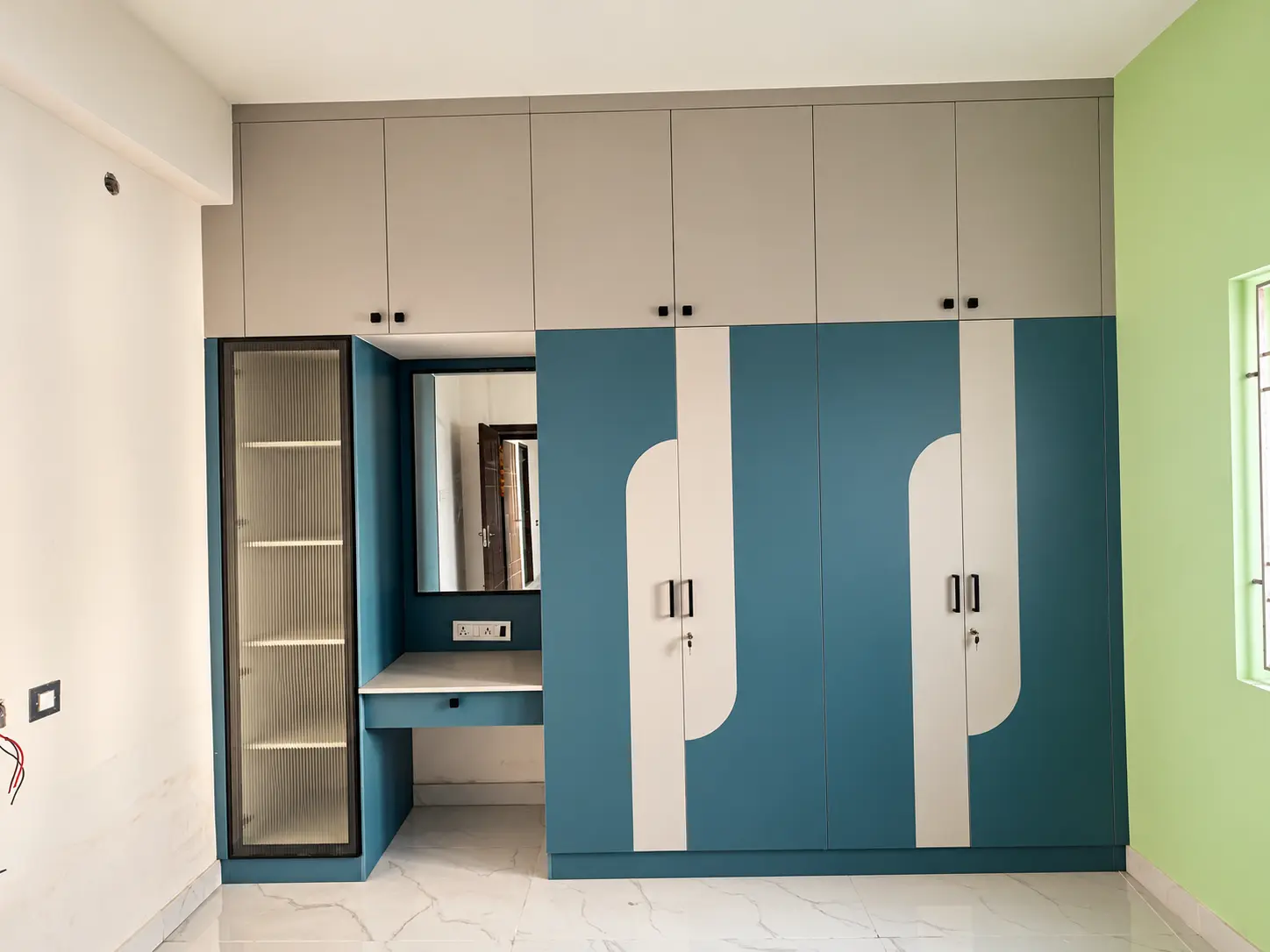 bedroom-wardrobe-with-mirror-interior-design